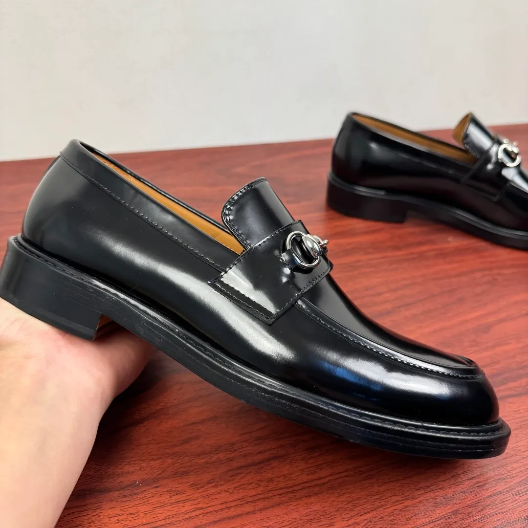 Batch 980 Gucci/Gucci new men's loafers with horsebit buckle! These classic loafers, embellished with a horsebit buckle, embody timeless elegance and pay homage to the brand's rich heritage. The carefully crafted leather sole and semi-circular toe inject new charm into the entire design. Iconic accessories and metal buckle finishes complement each other, classic loose fit, solid color leather highlights the simple and rustic temperament. Select high-quality leather. Pay attention to the details of the leather material. The texture is bright. The leather has excellent toughness. It is soft, comfortable and durable. The dyed calfskin lining has uniform and fine holes, soft and comfortable. The thickened leather outsole and the composite rubber bottom sheet at the heel are extremely comfortable, wear-resistant and non-slip. It is the first choice for light weight. It is versatile and luxurious, and comes with a full set of packaging! Size: 39-40-41-42-43-44 leather shoe size (38.45.46 can be customized) Item number: 812158 Black open edge beads